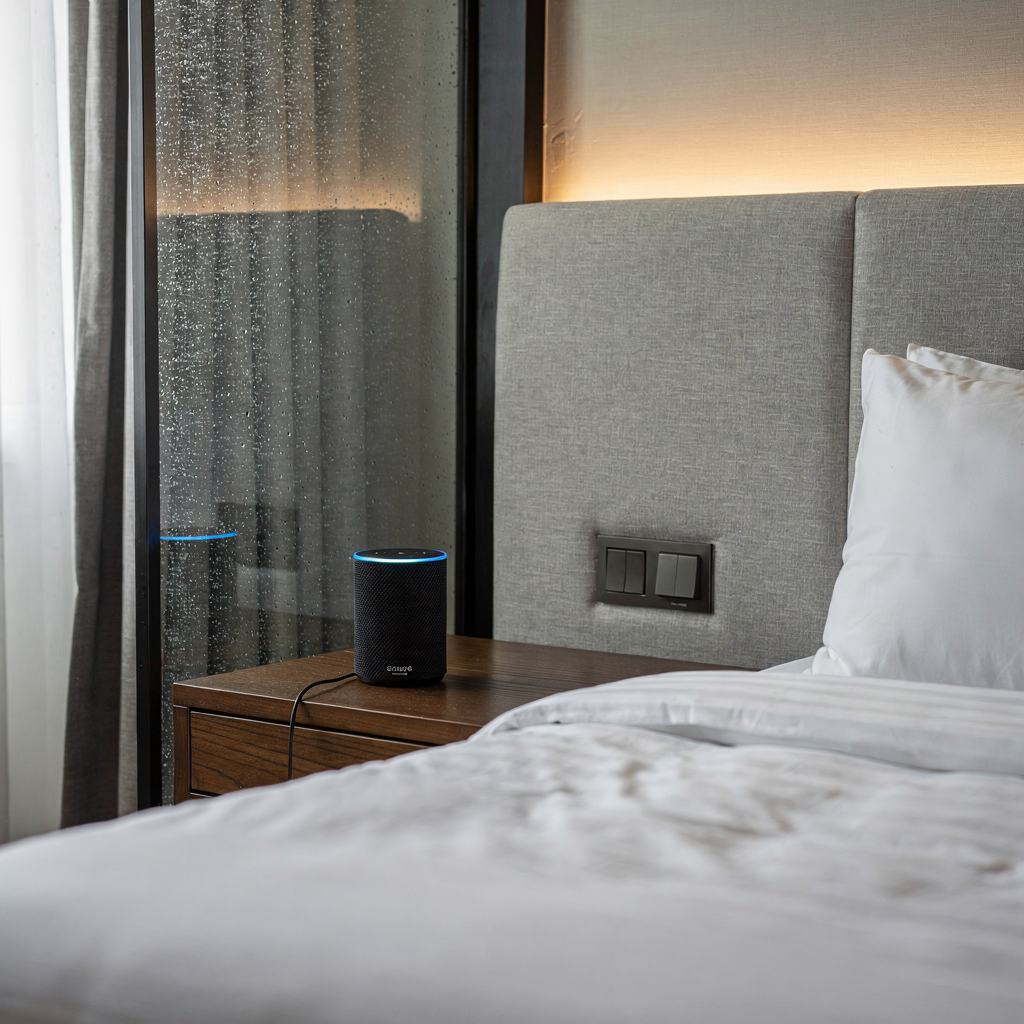 Spraakassistentapparaat in de hotelkamer Spraakassistentapparaat in de hotelkamer